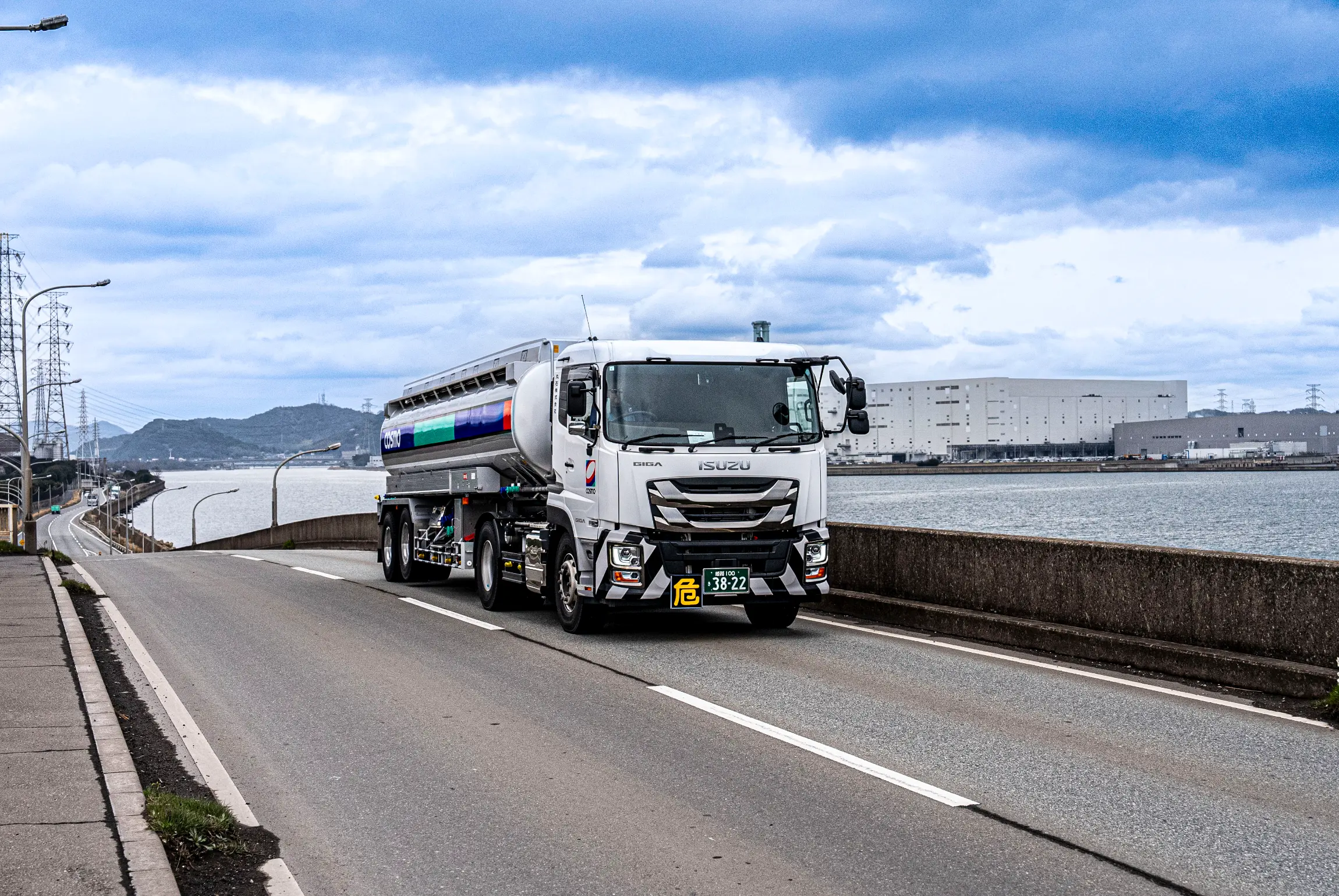高速道路を走るトラック