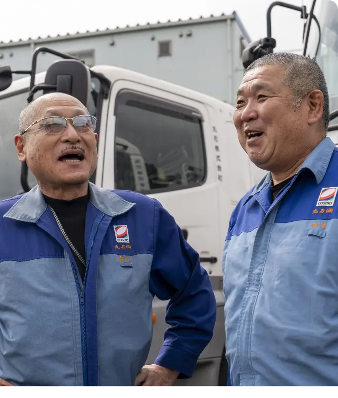 運転席に座っている男性